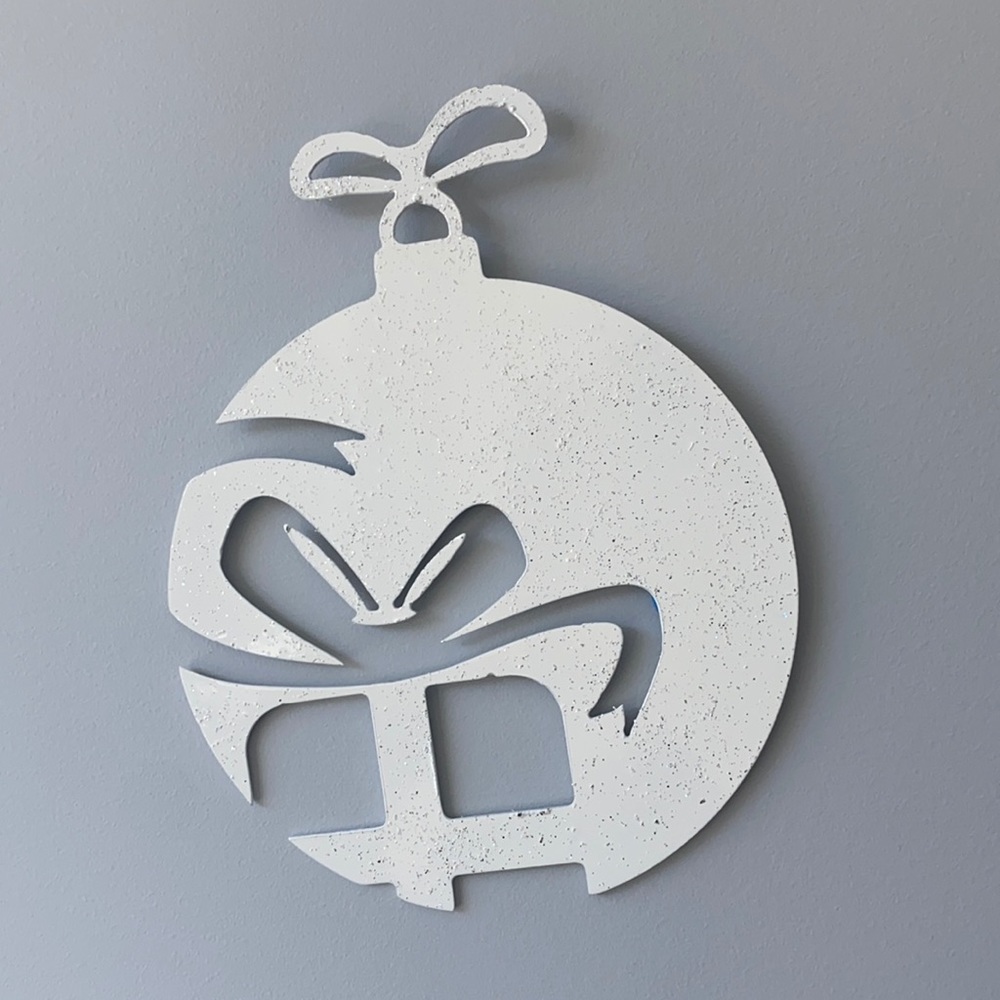 Boule de Noël en métal , decoration unique fait au Québec blanc brillant cadeau